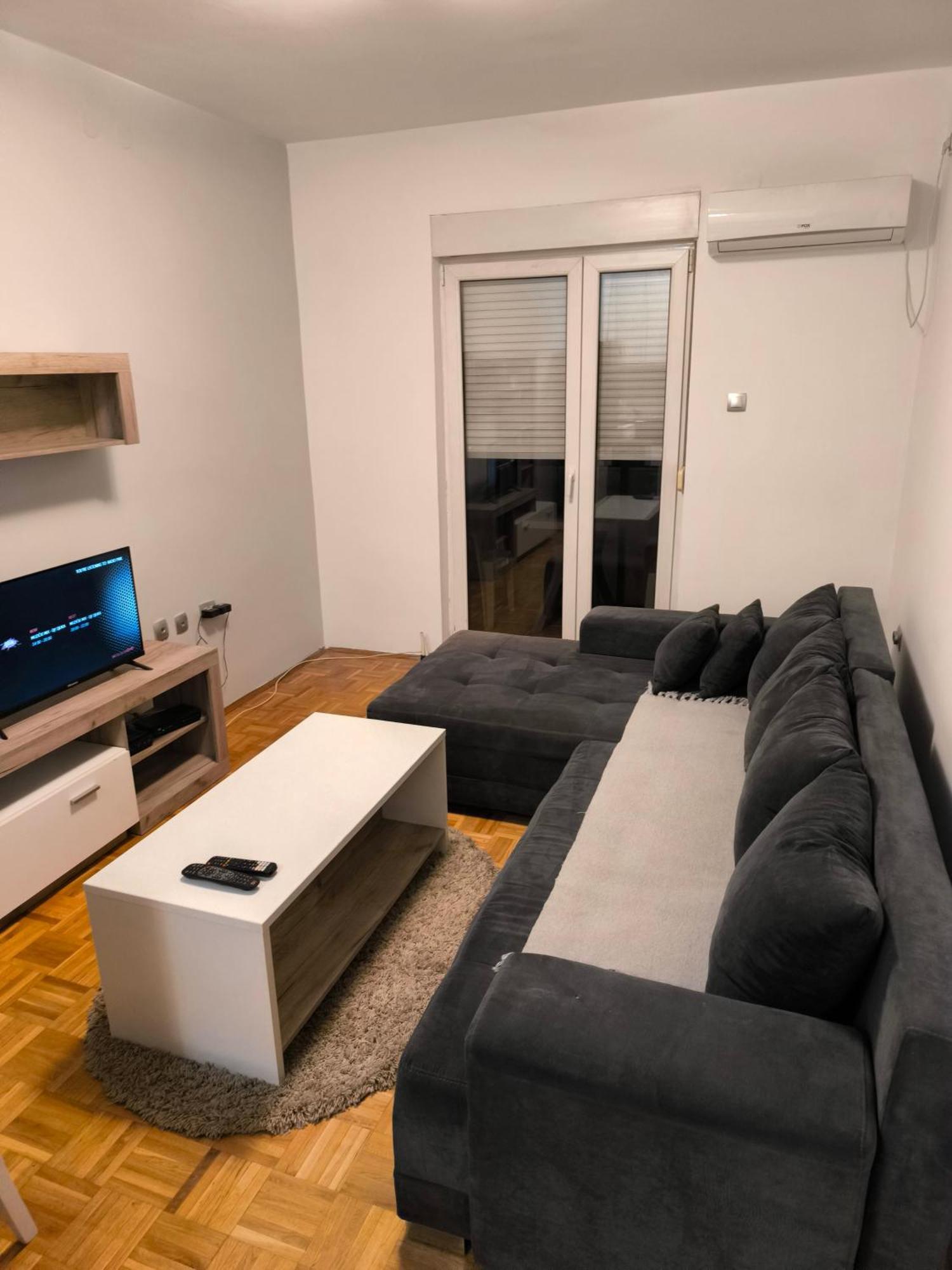 Oaza Mira + Free Parking Appartement Novi Sad Buitenkant foto